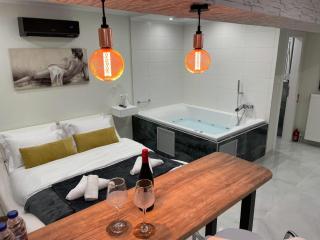 Bubble & Relax - Athens' Best Hot Tub Stay - 0