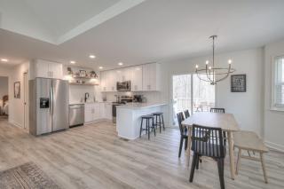 Woodland Retreat - Modern Comfort Near Nashville - 6