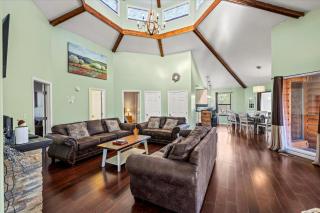 Smoky Mountain Chalet with Swim Spa- Theater- Pool Table- Pet Friendly - Gatlinburg - 2