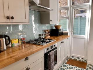 Modern 2BR London Home with private Garden - Brentford - 2