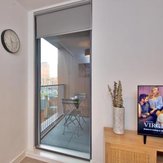 Stylish 1-Bed Apartment Near City Centre, MediaCityUK, Spinningfields, Old Trafford & Etihad, Sleeps 4, Netflix, Gym, Balcony, Nespresso Machine, Ideal for Professionals & Extended and Short Stays! - 3