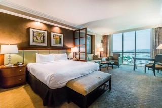 MGM 05717 Signature Studio Strip View w Balcony - 4