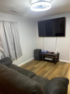 Spacious 3 Bedroom , 1 Bath House Pet friendly - - 9