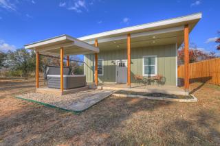 Evergreen Escape w/Hot-tub 5 Min to Downtown! - Fredericksburg - 0