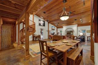 The Willows Retreat - Sleeps 17, Hot-Tubs, Close to Main Street! - Fredericksburg - 1