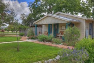Nandina Cottage Hot-Tub Four Minutes to Marktplatz! - Fredericksburg - 9