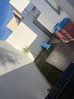 Exclusiva residencia privada con todas las comodidades para trabajar y para tu familia a 7 minutos de parques industriales 4 habitaciones - Torreón - 1