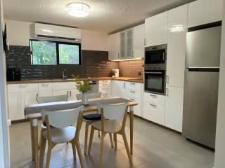 Stylish unit convenient location - 5