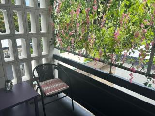 Stylish unit convenient location - Belgian Gardens - 3