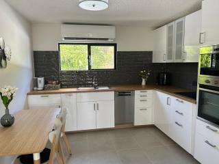 Stylish unit convenient location - Belgian Gardens - 1