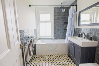 Luxury 5-Bed Family Home with Private 2-Car Parking - 4