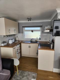 Charming 2-Bed Chalet - Selsey - 1