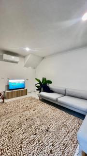 Coastal Escape Watch Horses Pass Walk to Beach - Redcliffe - 3