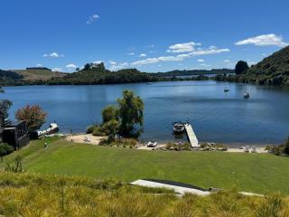 Lakefront Living - Lake Rotoiti Holiday Home - 8