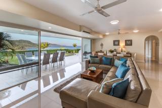 Bella Vista East 3 Luxury Ocean Views Large Flat Grassed Area And Buggy - Hamilton Island - 5