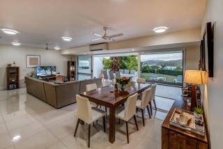 Bella Vista East 3 Luxury Ocean Views Large Flat Grassed Area And Buggy - Hamilton Island - 8