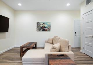 Fall at Golden Goose including King Bed, Parking, Security and Laundry - Evansville - 2