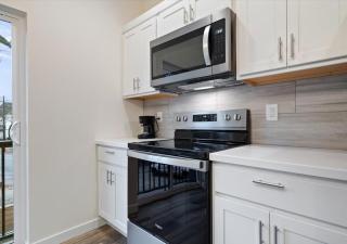 Fall at Golden Goose including King Bed, Parking, Security and Laundry - Evansville - 8
