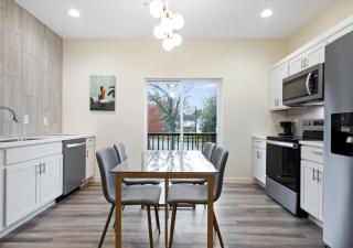 Fall at Golden Goose including King Bed, Parking, Security and Laundry - Evansville - 6