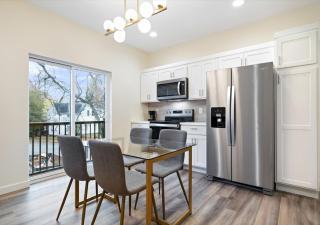 Fall at Golden Goose including King Bed, Parking, Security and Laundry - Evansville - 0