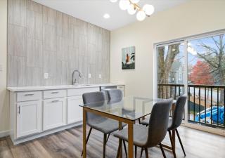 Fall at Golden Goose including King Bed, Parking, Security and Laundry - Evansville - 7