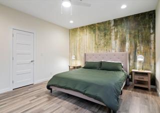 Fall at Golden Goose including King Bed, Parking, Security and Laundry - Evansville - 5