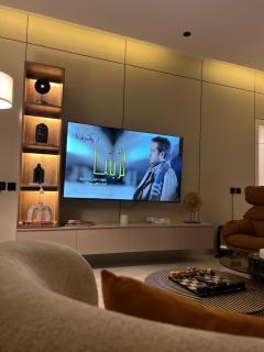 شقه غرفه وصاله انيقه بجلسة خارجيه بعوازل صوت و دخول ذاتي - Riad - 9