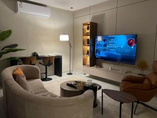 شقه غرفه وصاله انيقه بجلسة خارجيه بعوازل صوت و دخول ذاتي - Riad - 5