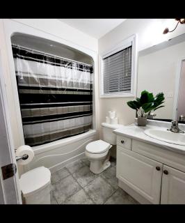 Ivory Staycation Suite with Free Street Parking, Shared kitchen and washroom - London - 3