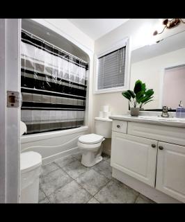 Ivory Staycation Suite with Free Street Parking, Shared kitchen and washroom - 2