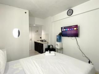Cozy Living Studio Grand Sentraland Karawang Apartment By Travelio - 7