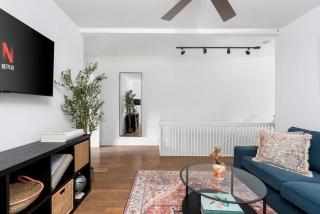 1BR Apartment Near Queen West - 3