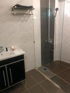 Queen room with shared bathroom - 2