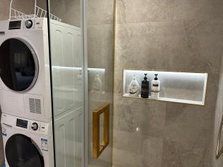 Beautiful Lakeview Apartment - 2