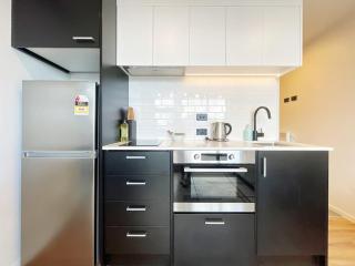 Chic Downtown 1Bed Aircon Apt with Pool Gym Sauna Near Skytower - Auckland - 2