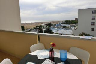 Enjoy sun, sand, and shopping in our studio - 4