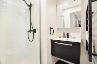 Modern Studio with Pool Sauna & Gym in CBD Near Skytower - Auckland - 5