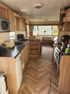 Homely Caravan With Decking At Valley Farm Holiday Park, Sleeps 8 Ref 46713V - Great Clacton - 5