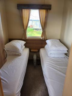 Homely Caravan With Decking At Valley Farm Holiday Park, Sleeps 8 Ref 46713V - Great Clacton - 1