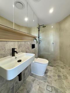Modern 2BR Suite with Balcony & Parking near Airport - Sydney - 6