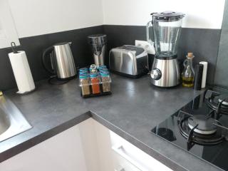 bright modern, near center and 10 min from beaches - 2