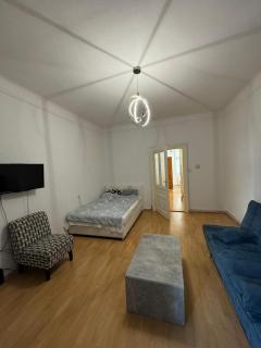 Comfy 1-Bedroom Apartment, 10 Min to Westbahnhof - Wenen - 0