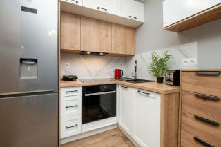 Klimatyczne Studio w Łodzi z Parkingiem i Dużym Umeblowanym Balkonem by Noclegi Renters - Łódź - 8