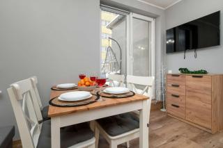 Klimatyczne Studio w Łodzi z Parkingiem i Dużym Umeblowanym Balkonem by Noclegi Renters - Łódź - 6
