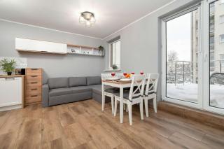 Klimatyczne Studio w Łodzi z Parkingiem i Dużym Umeblowanym Balkonem by Noclegi Renters - Łódź - 5