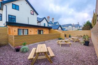 Modern Amenities and Luxury Finishes - Llandudno - 6