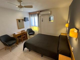 Hostal Tarrés - Anglés - 8