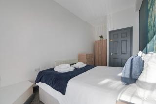 Spacious 5-Bed Flat in Stockton, Sleeps 9 - 2