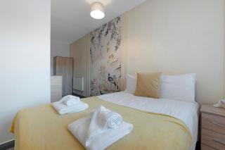 Spacious 5-Bed Flat in Stockton, Sleeps 9 - 8