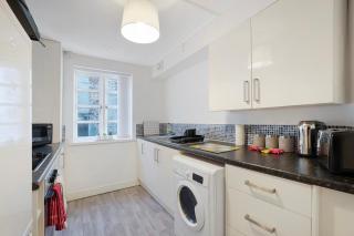 Stylish Comfort 4-Bed on Church Road, Sleeps 4 - 7